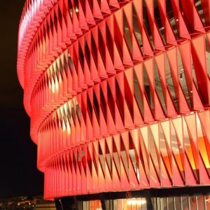 Detalle de la fachada ETFE de noche en rojo del estadio San mamés
